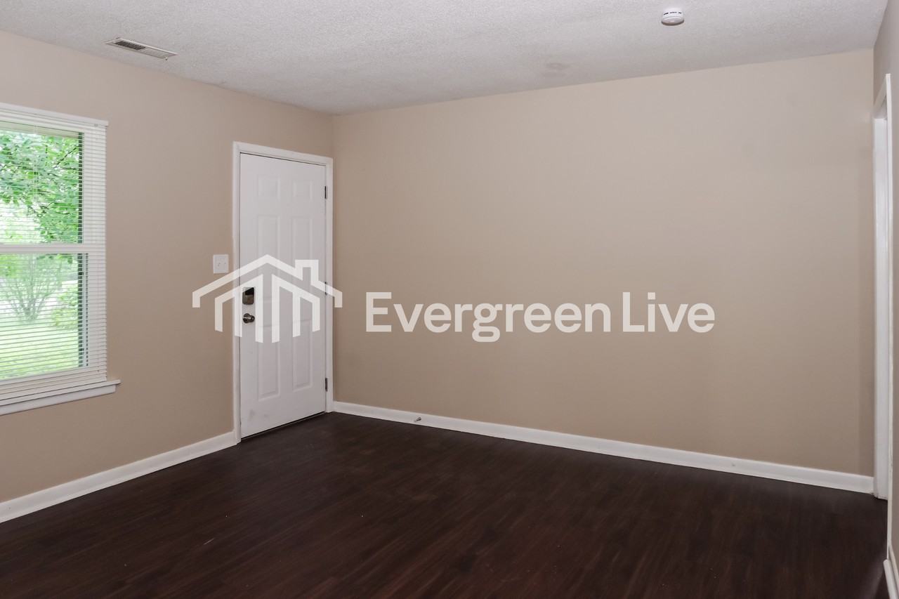 121 Edinburgh Dr - Photo 5 of 15