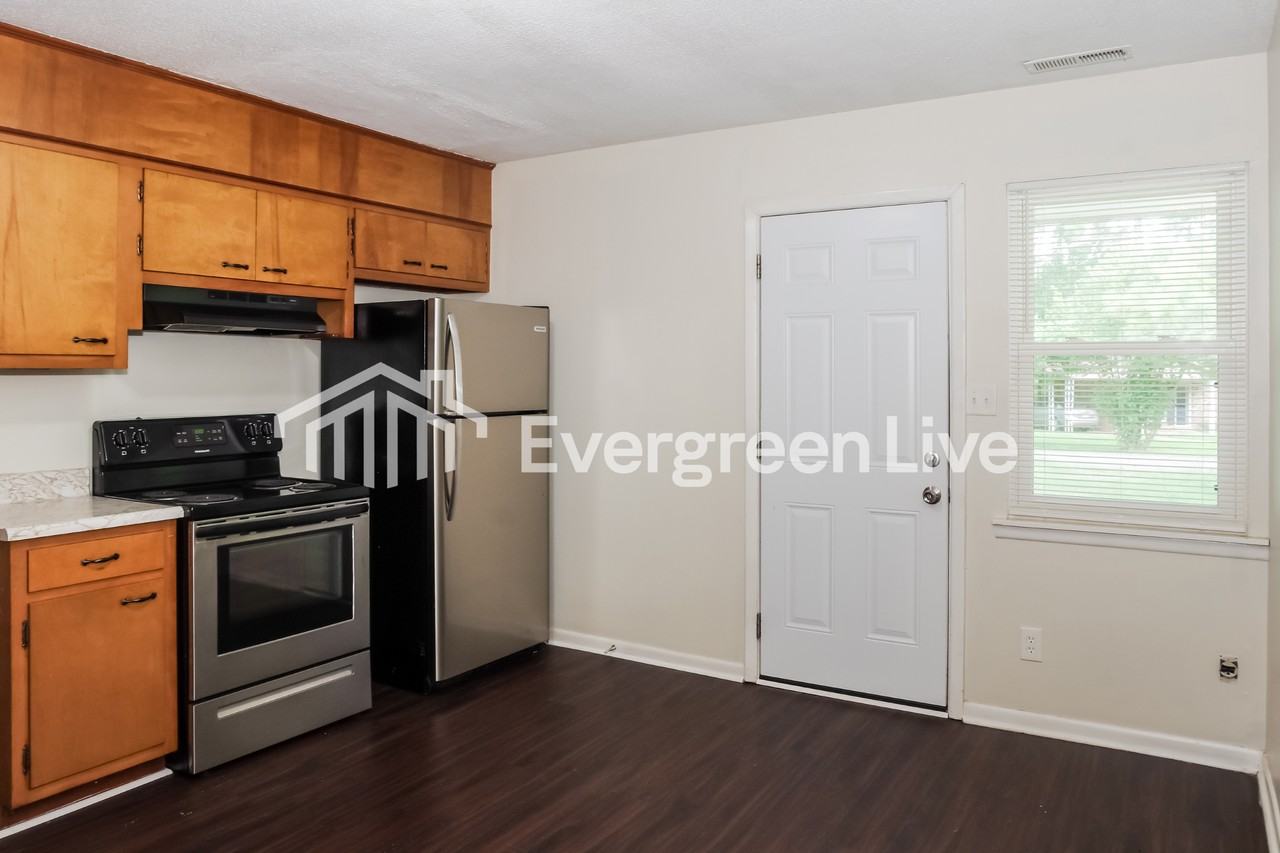 121 Edinburgh Dr - Photo 6 of 15