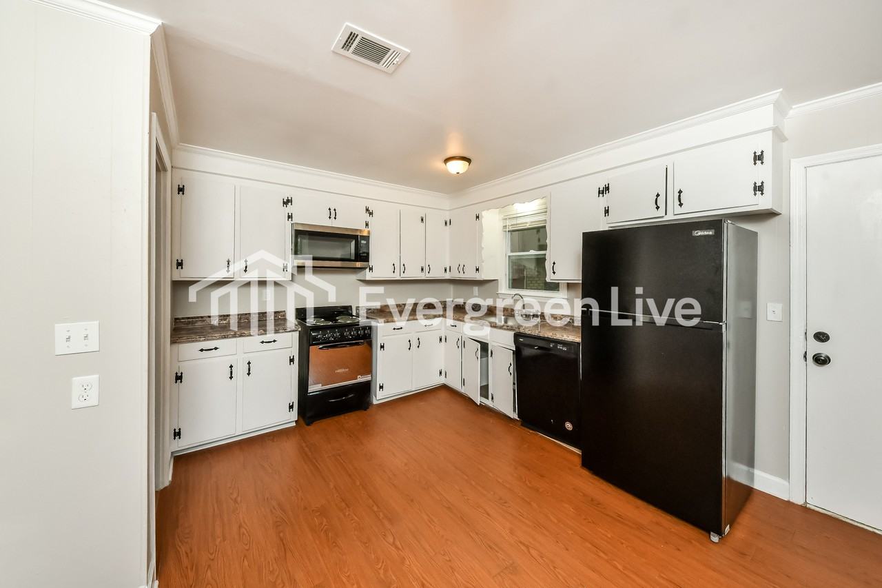4213 Shorecrest Dr - Photo 3 of 15