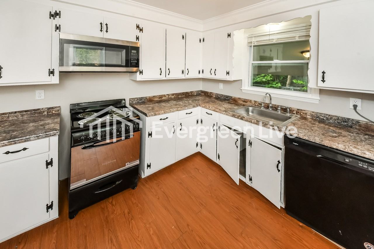 4213 Shorecrest Dr - Photo 4 of 15