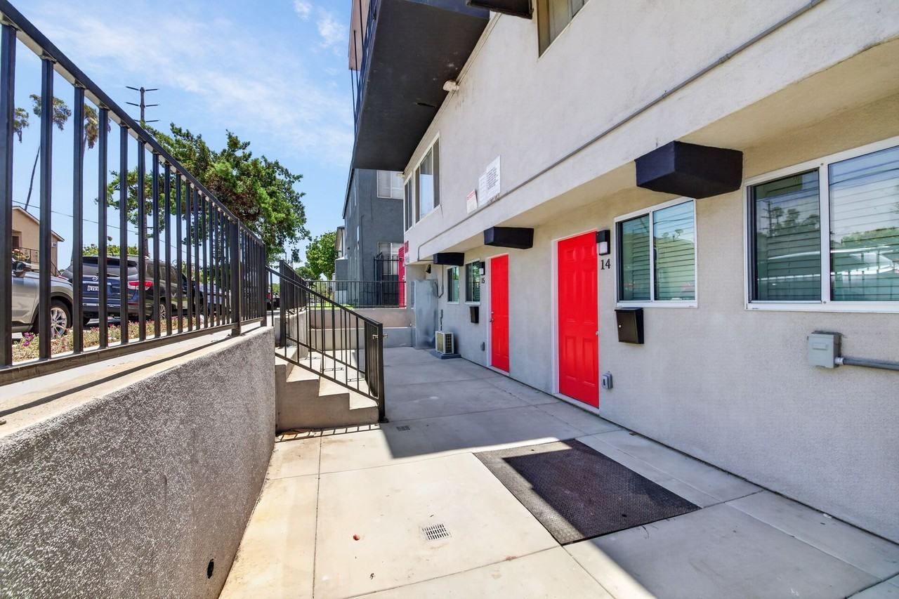 1121 Daisy Avenue - Photo 3 of 45