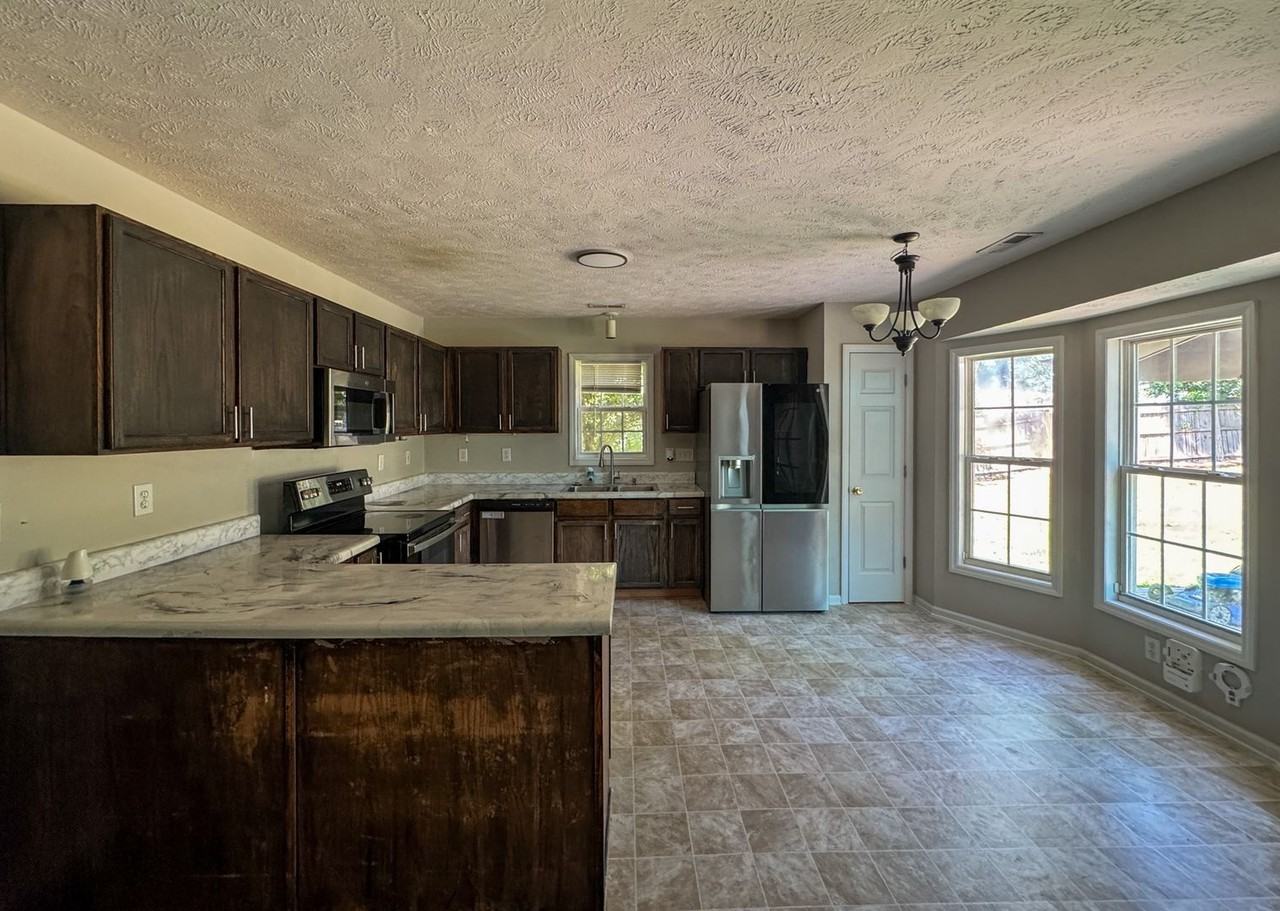 118 Jefferson Dr - Photo 3 of 17