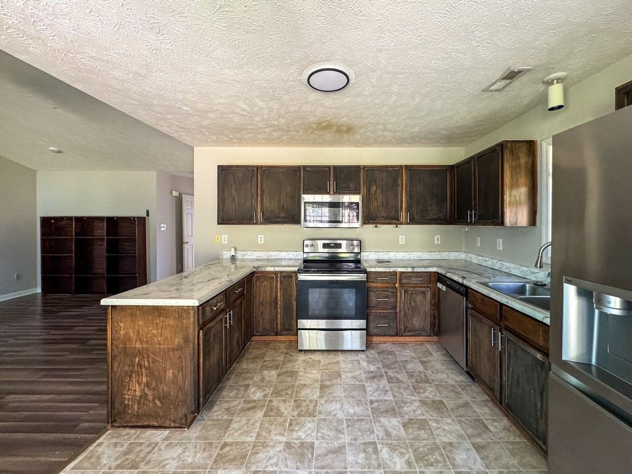 118 Jefferson Dr - Photo 4 of 17