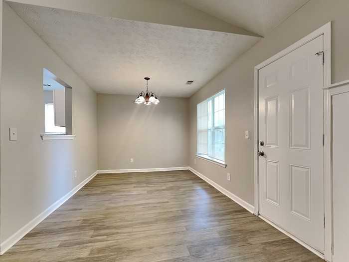 504 Edgewater Way - Photo 4 of 20