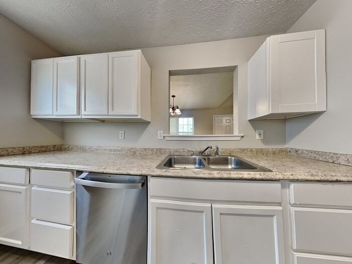 504 Edgewater Way - Photo 5 of 20