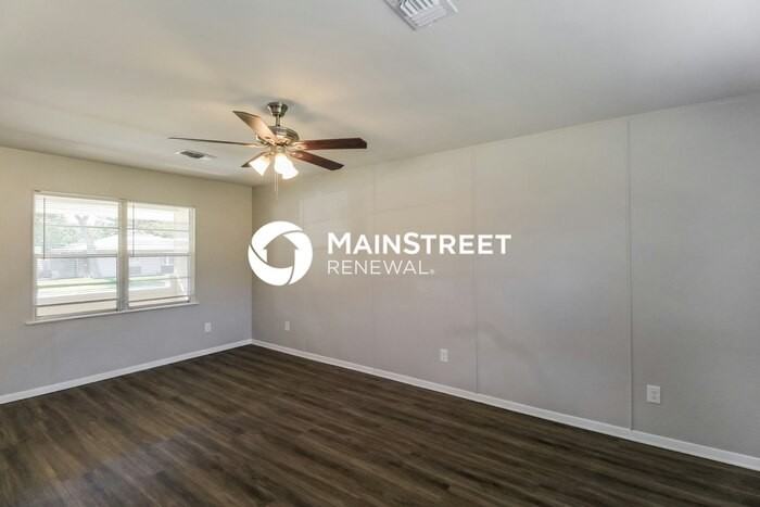 602 Hodges Dr - Photo 3 of 16