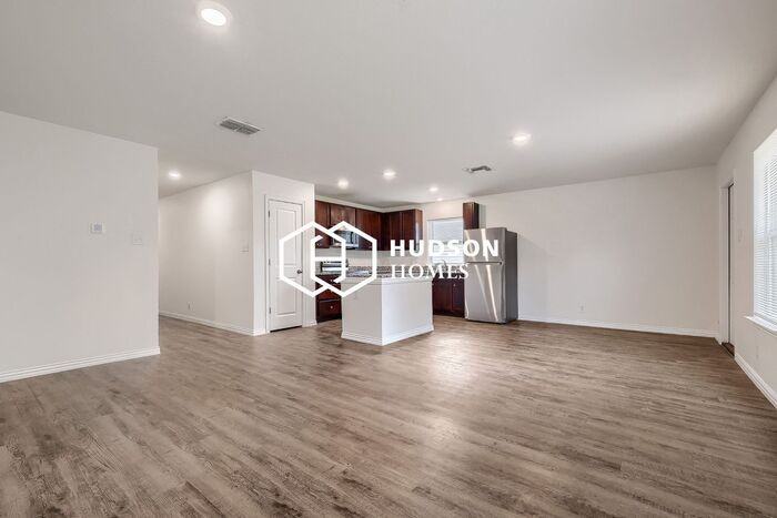 1137 Spruce St - Photo 4 of 14