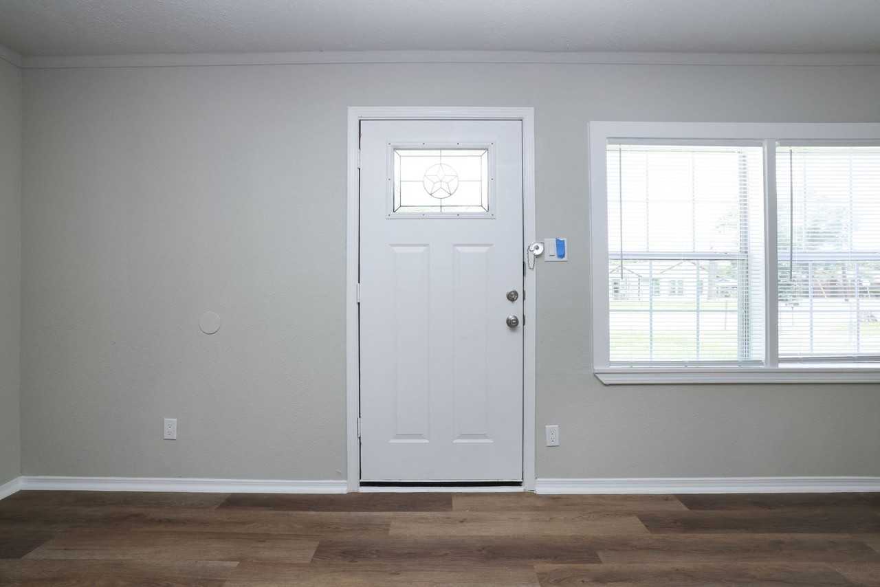 9026 Lake Forest Blvd - Photo 3 of 19