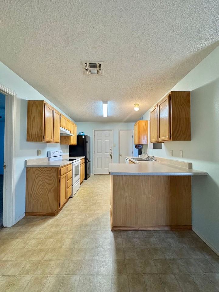 1205 Johnny Ln - Photo 3 of 10