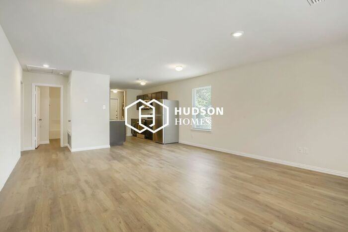 4919 Wellington St - Photo 4 of 14