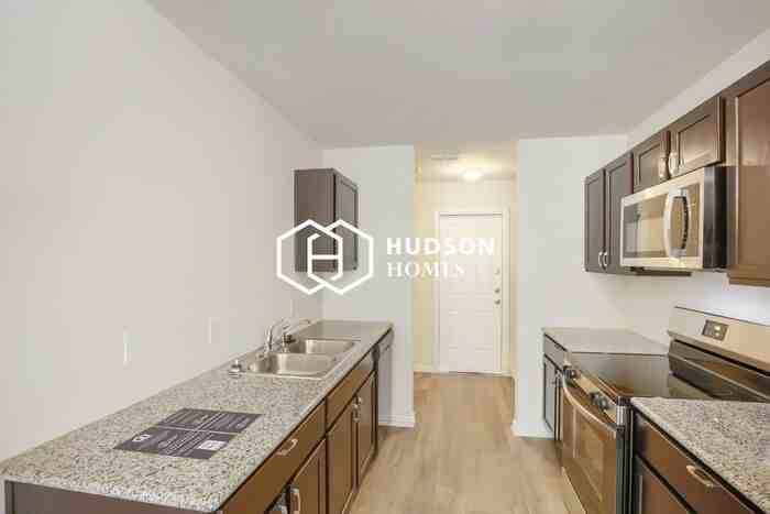 4919 Wellington St - Photo 5 of 14