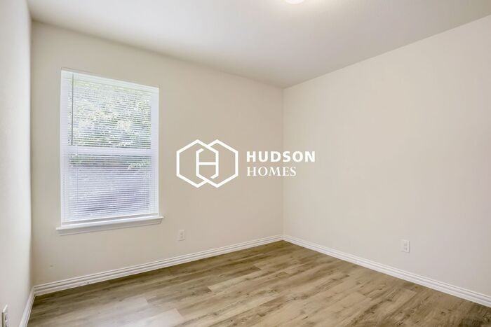 4919 Wellington St - Photo 7 of 14