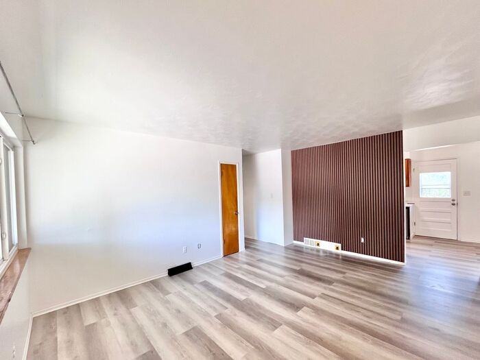 2428 Clearview Ave #2428 - Photo 4 of 16