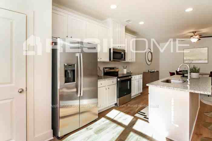 310 Green Ct - Photo 4 of 18