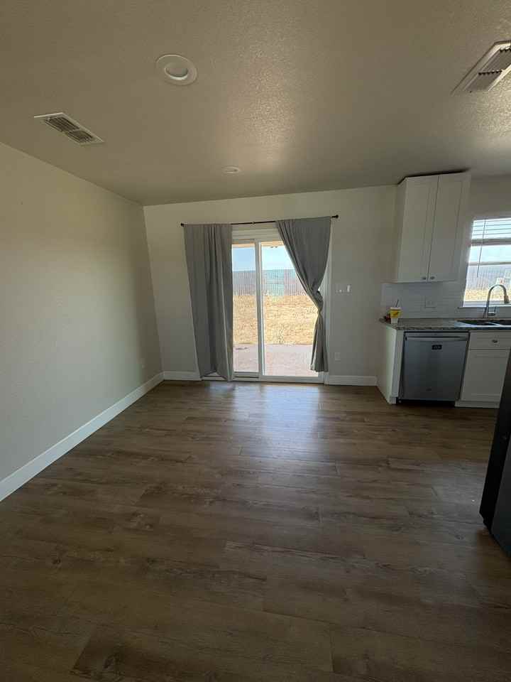 1842 Sweetwater Ln #NA - Photo 3 of 11