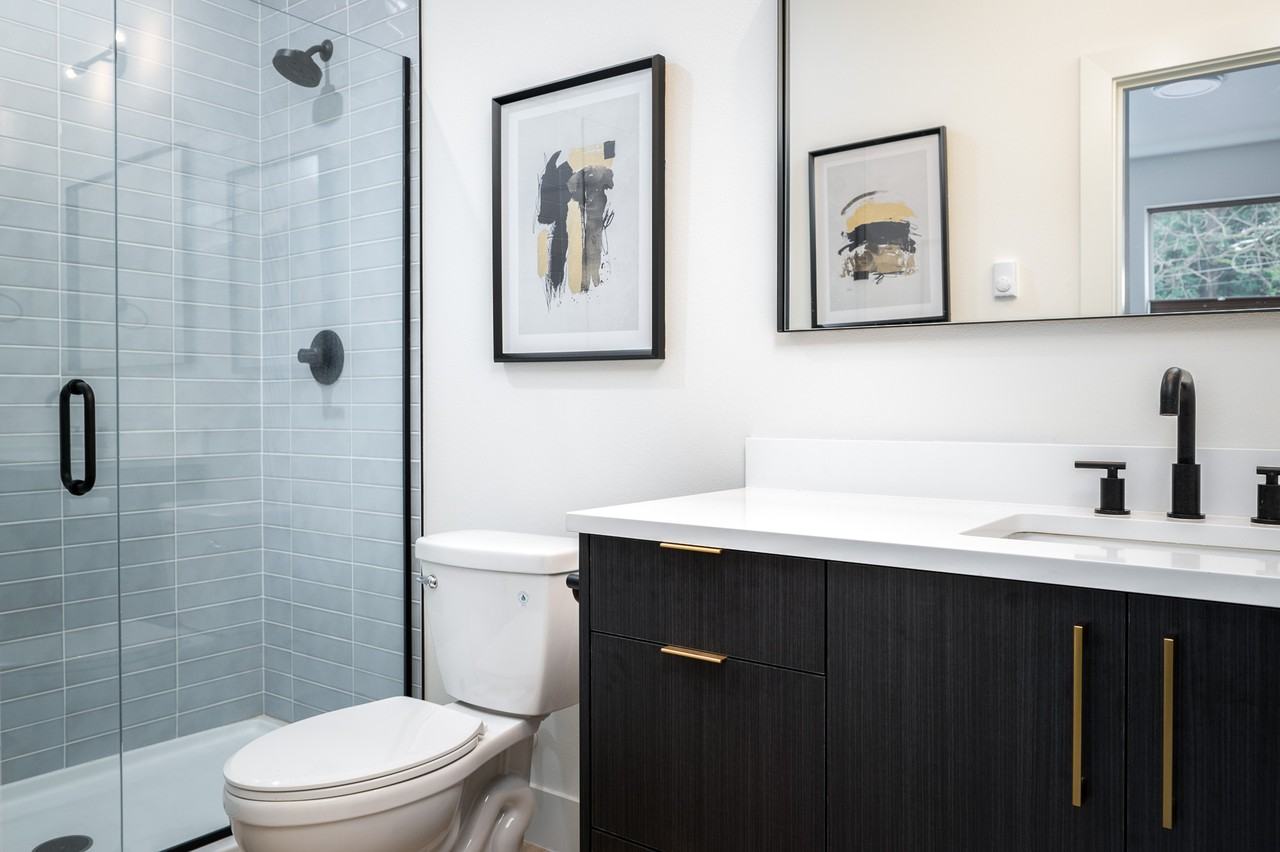 1226 W 24th St #1226 - Photo 6 of 9