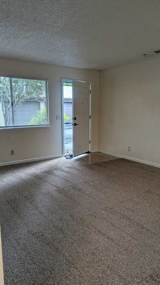 186 E Shasta Ave #1B - Photo 4 of 16
