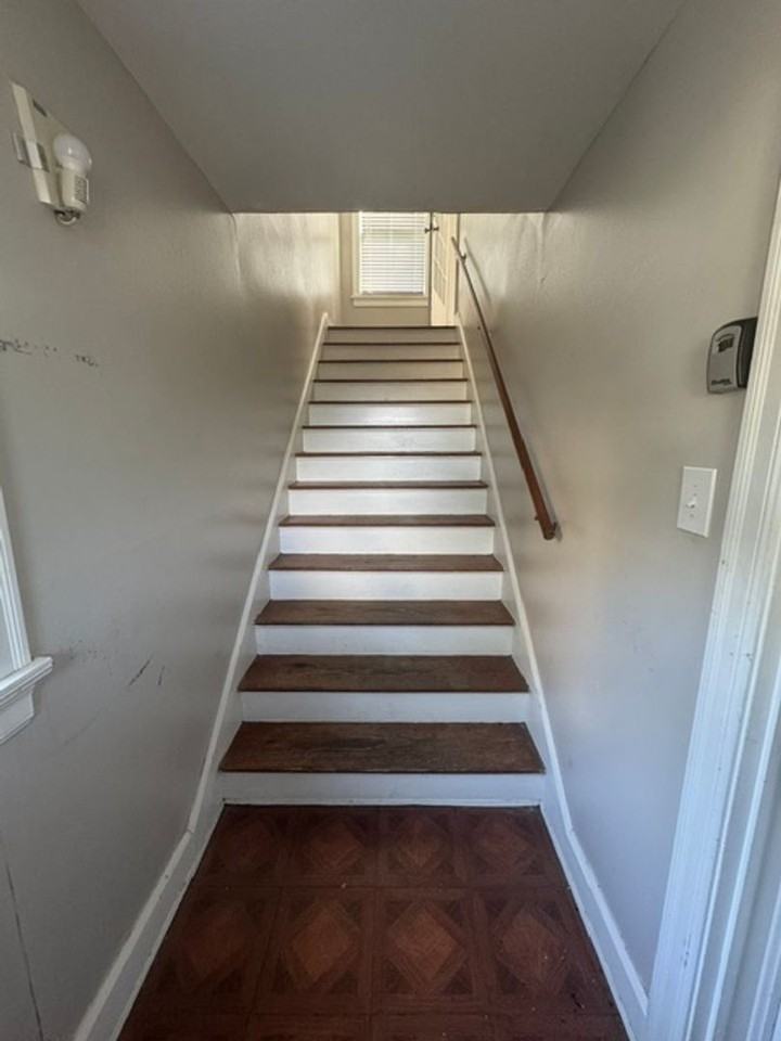 902 E 43rd St - Photo 2 of 15