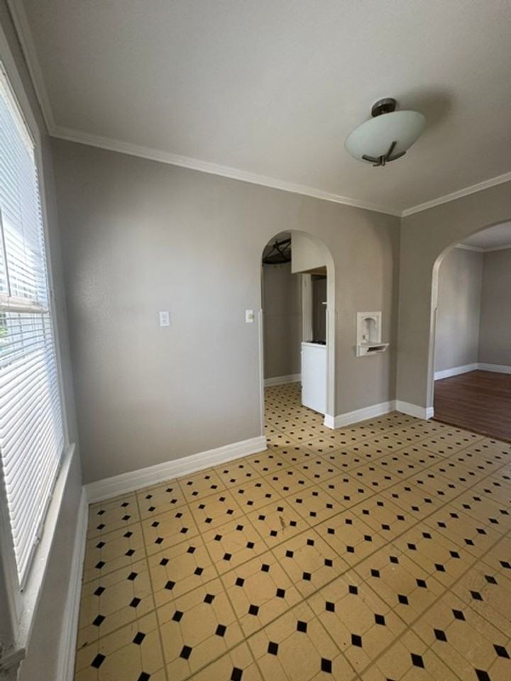 902 E 43rd St - Photo 3 of 15