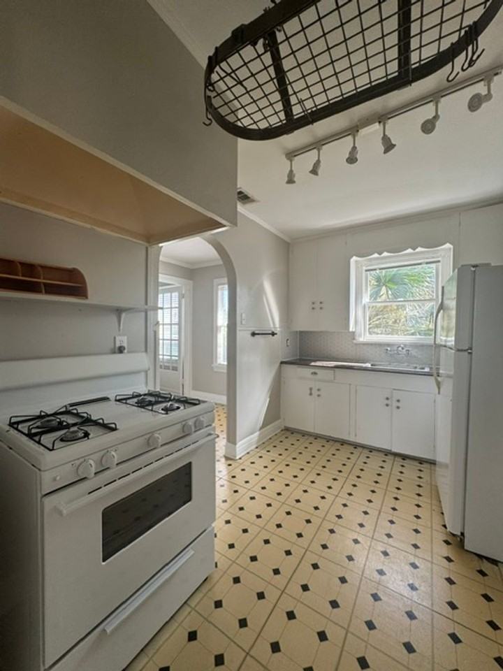 902 E 43rd St - Photo 5 of 15