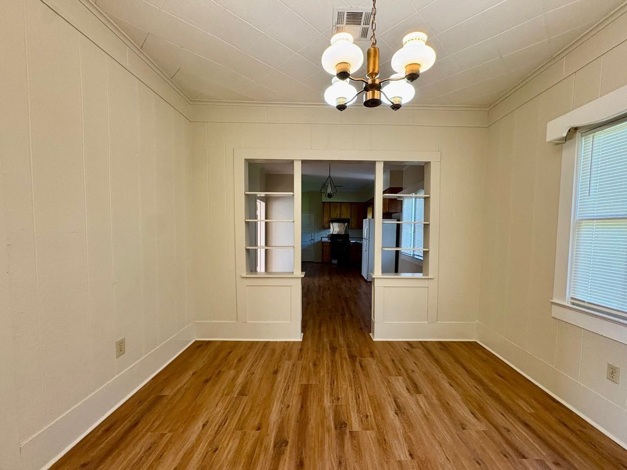 112 Della St - Photo 3 of 11