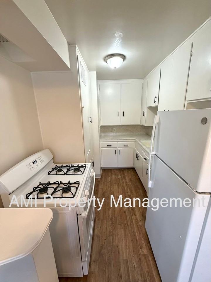 2587 Broadway - Photo 2 of 13