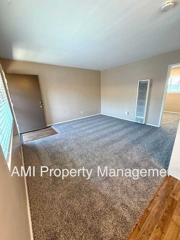 2587 Broadway - Photo 5 of 13
