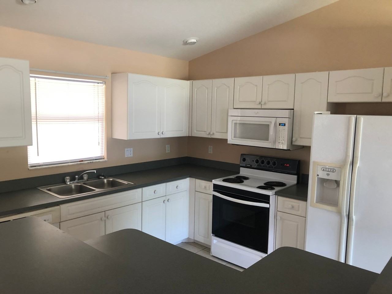 2832 Nw 4th Ter - Photo 3 of 14