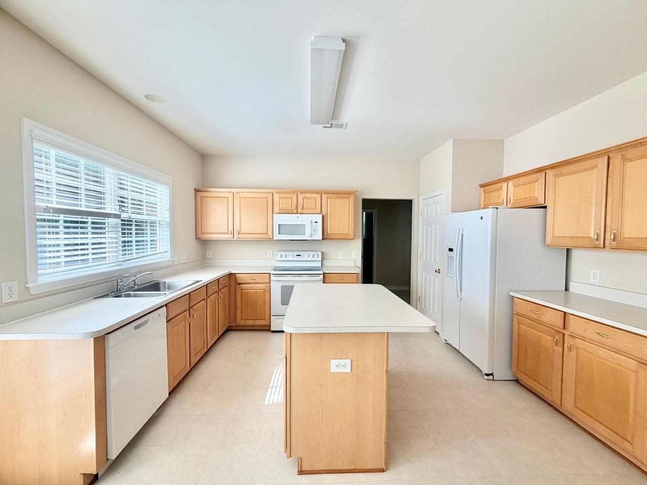 12611 Provincetowne Dr - Photo 2 of 30