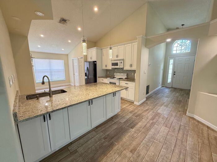 1221 Singleton Cir - Photo 3 of 18