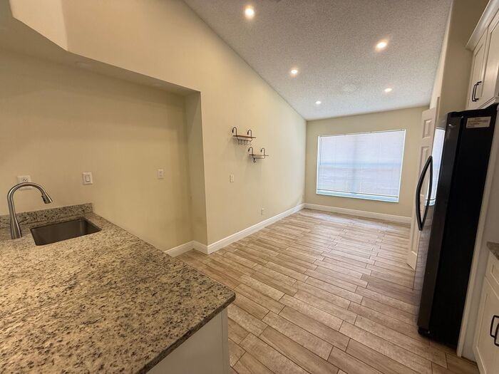 1221 Singleton Cir - Photo 4 of 18