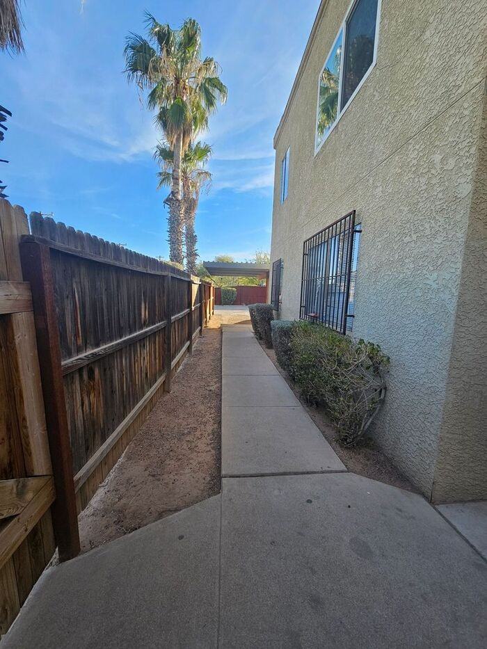 2767 N Edith Blvd - Photo 4 of 16