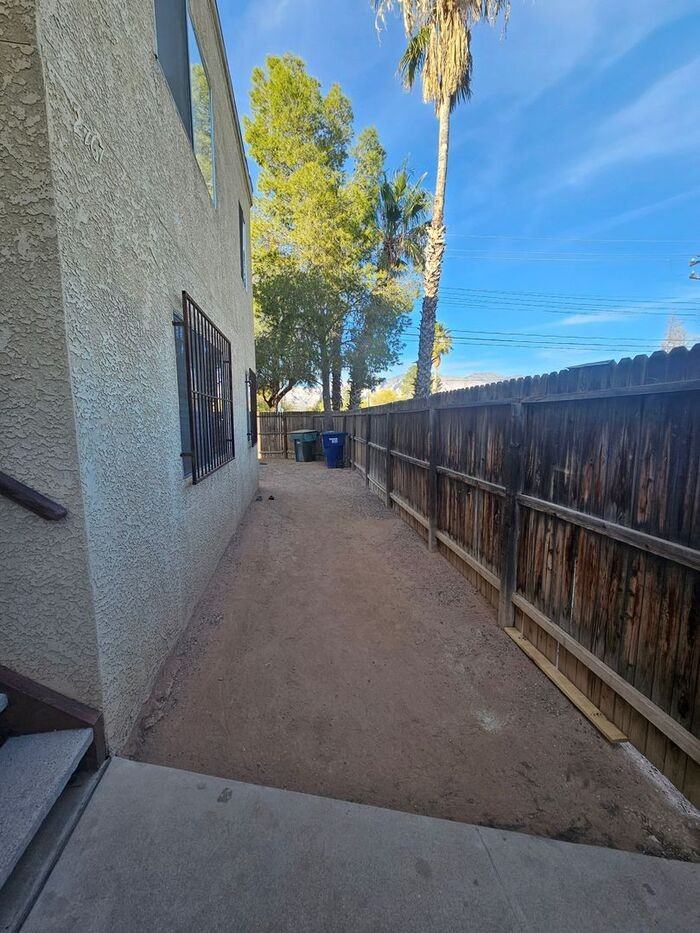 2767 N Edith Blvd - Photo 5 of 16
