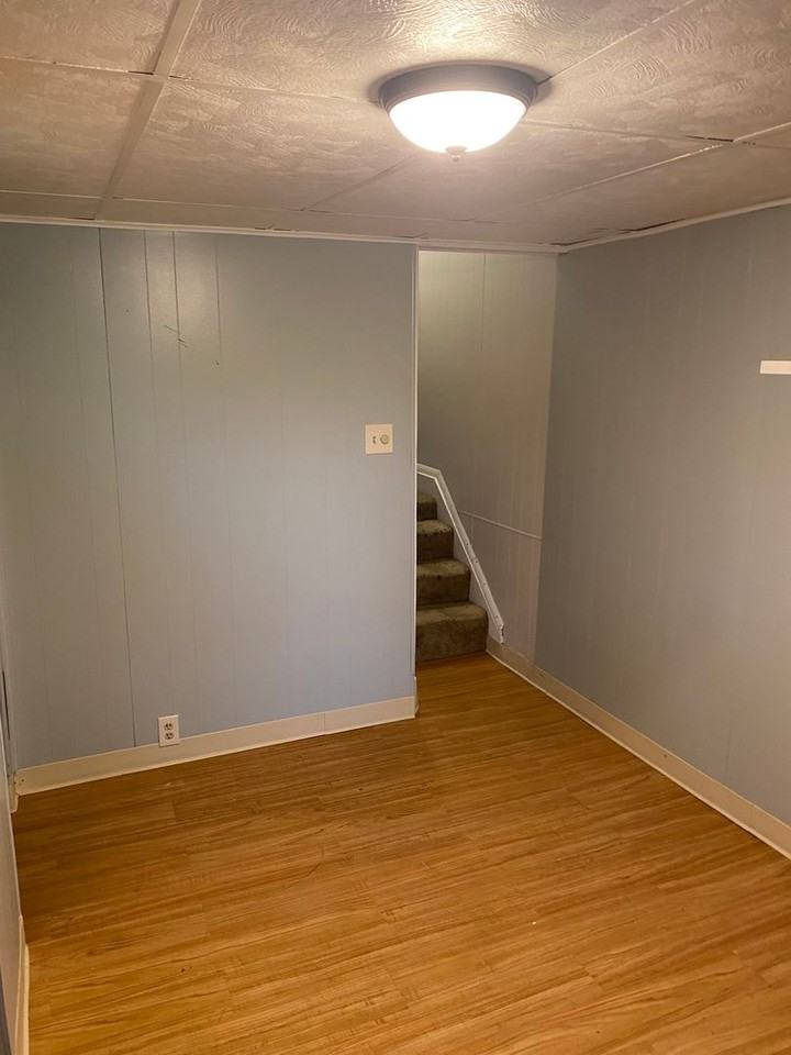 7928 1/2 Lloyd Ave - Photo 2 of 4
