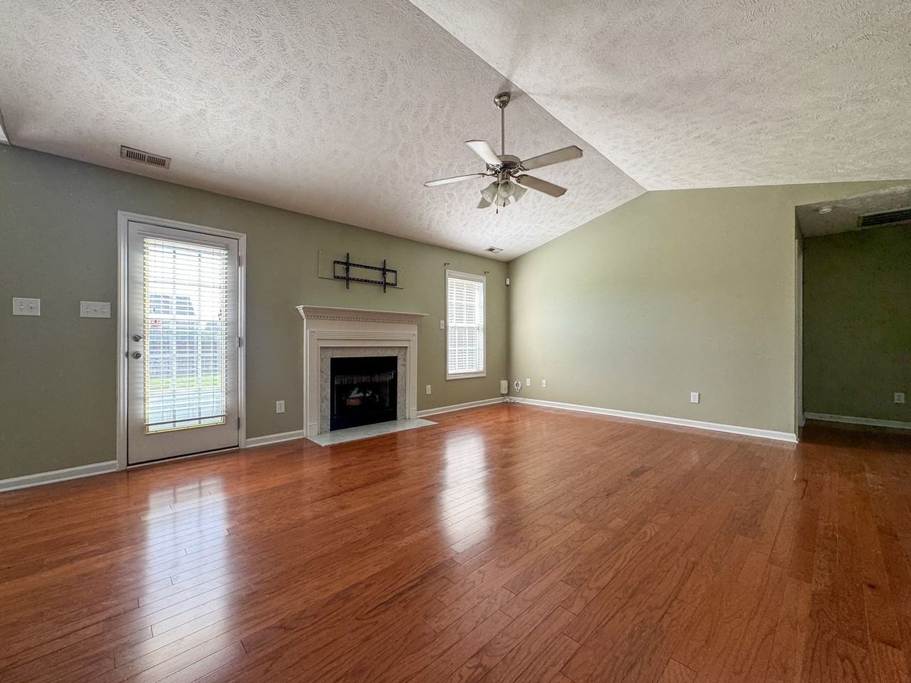 1945 Yellowbrick Rd - Photo 4 of 30