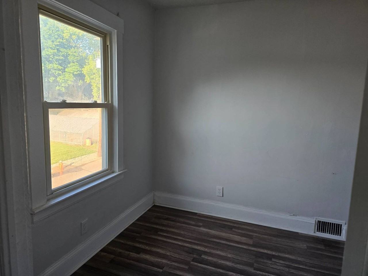 8323 Medina Ave - Photo 6 of 24