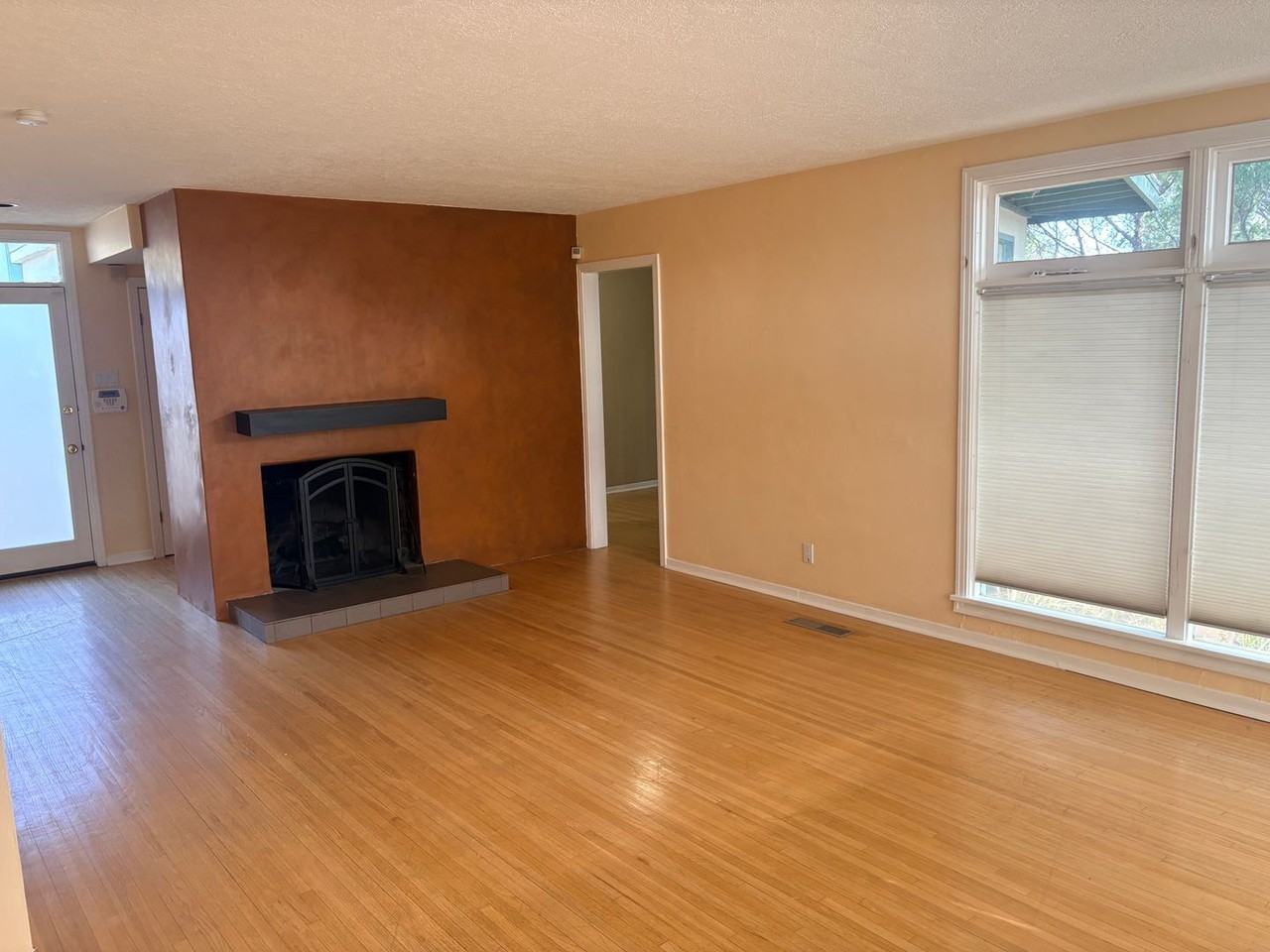 1013 Richmond Dr Se - Photo 4 of 33