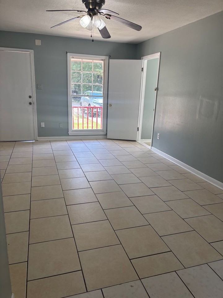4161 Yorkshire Ln - Photo 3 of 17