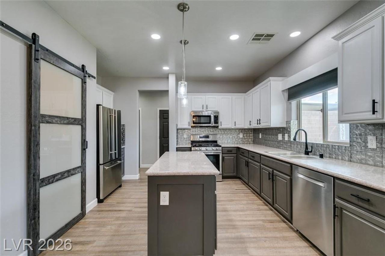 1129 Emanuel St - Photo 3 of 50