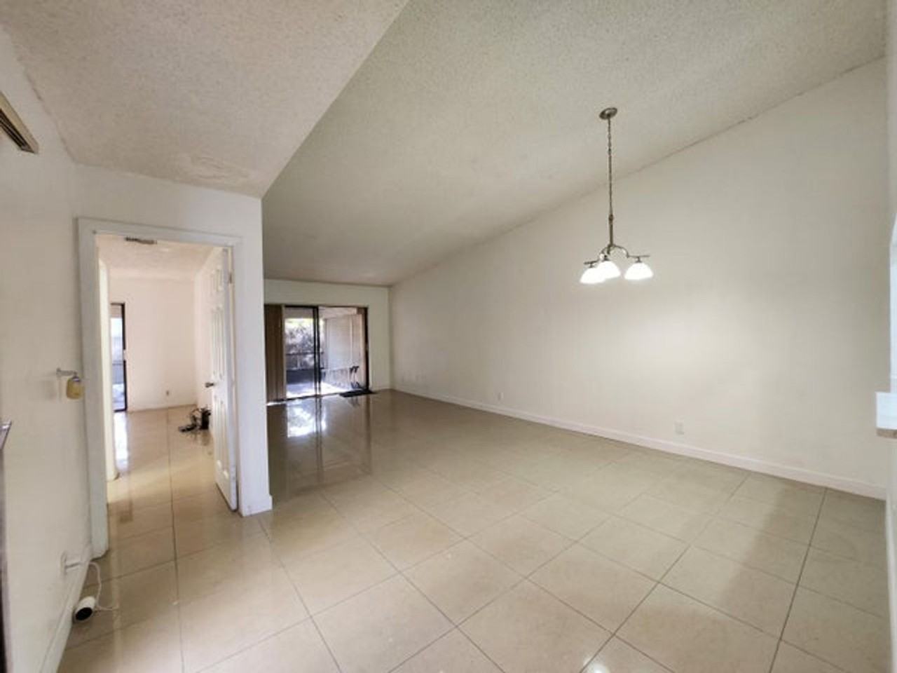 903 Nw 79th Ter - Photo 4 of 12