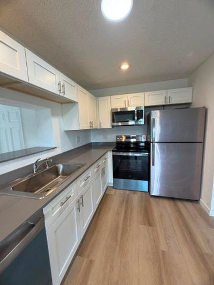 1117 Se 5th St - Photo 2 of 12