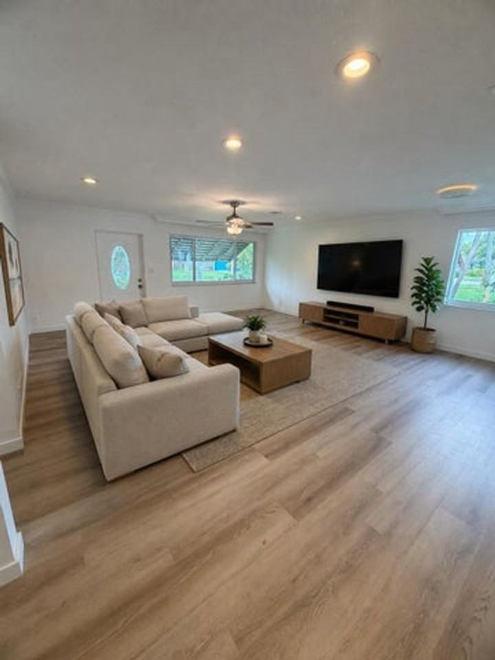 1117 Se 5th St - Photo 4 of 12