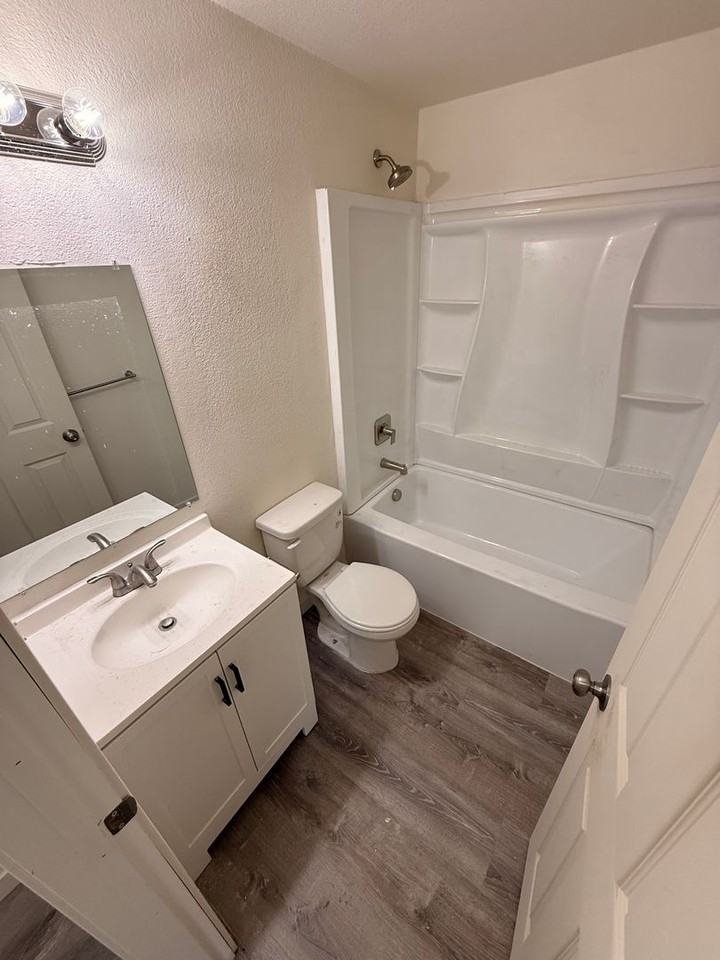 360 Se Railroad St #6 - Photo 4 of 9