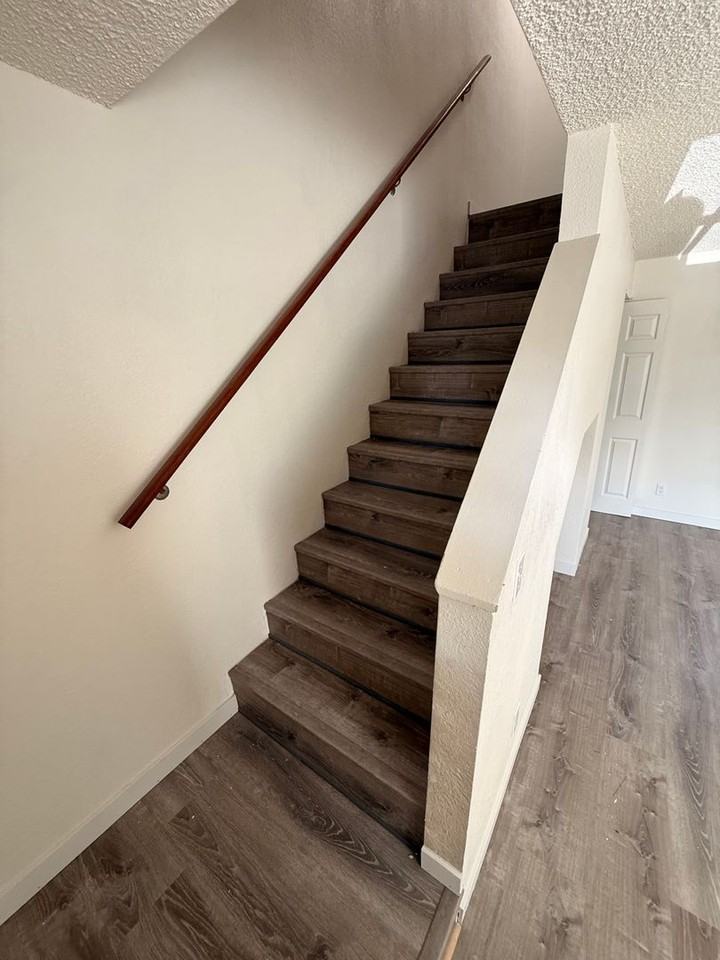 360 Se Railroad St #6 - Photo 5 of 9