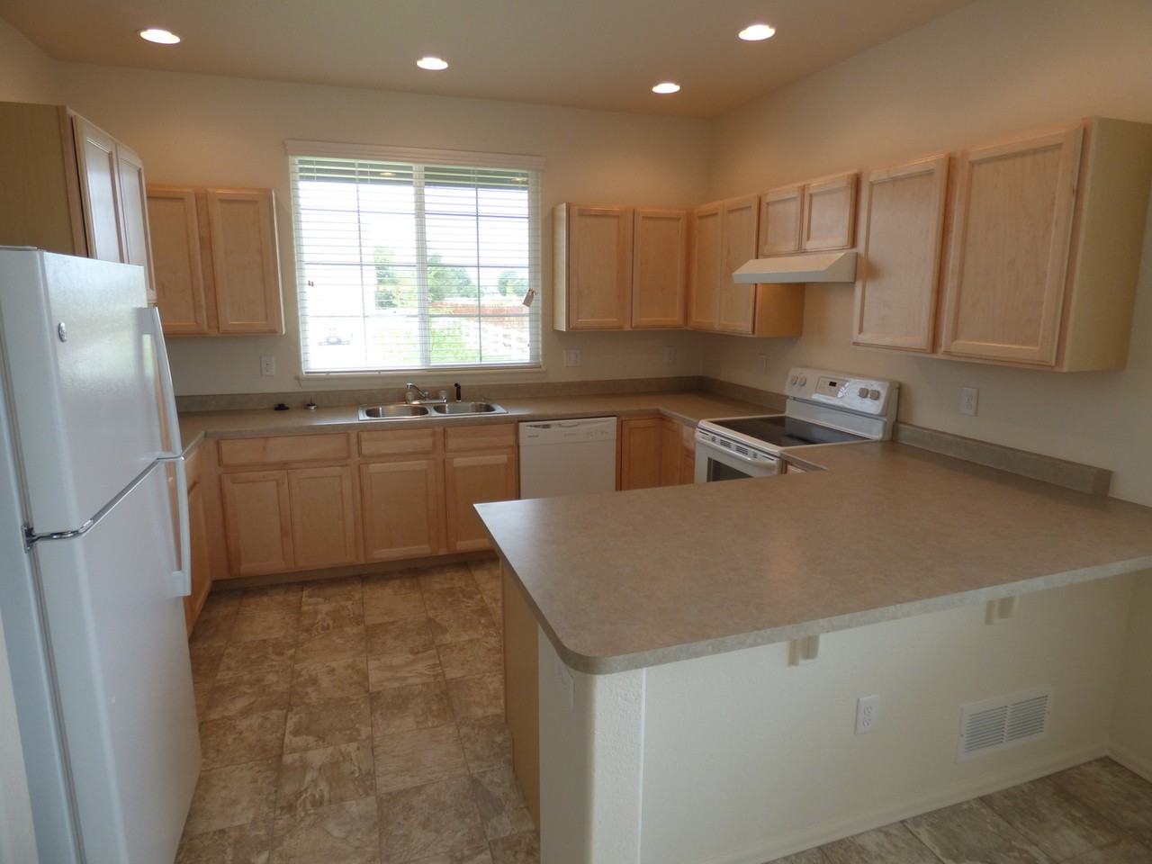 753 Lakebrook Ct - Photo 3 of 20