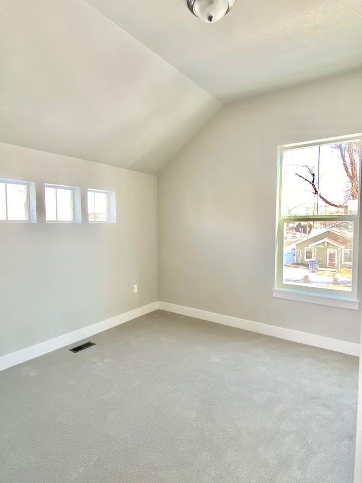 655 Sheridan Ave - Photo 6 of 12