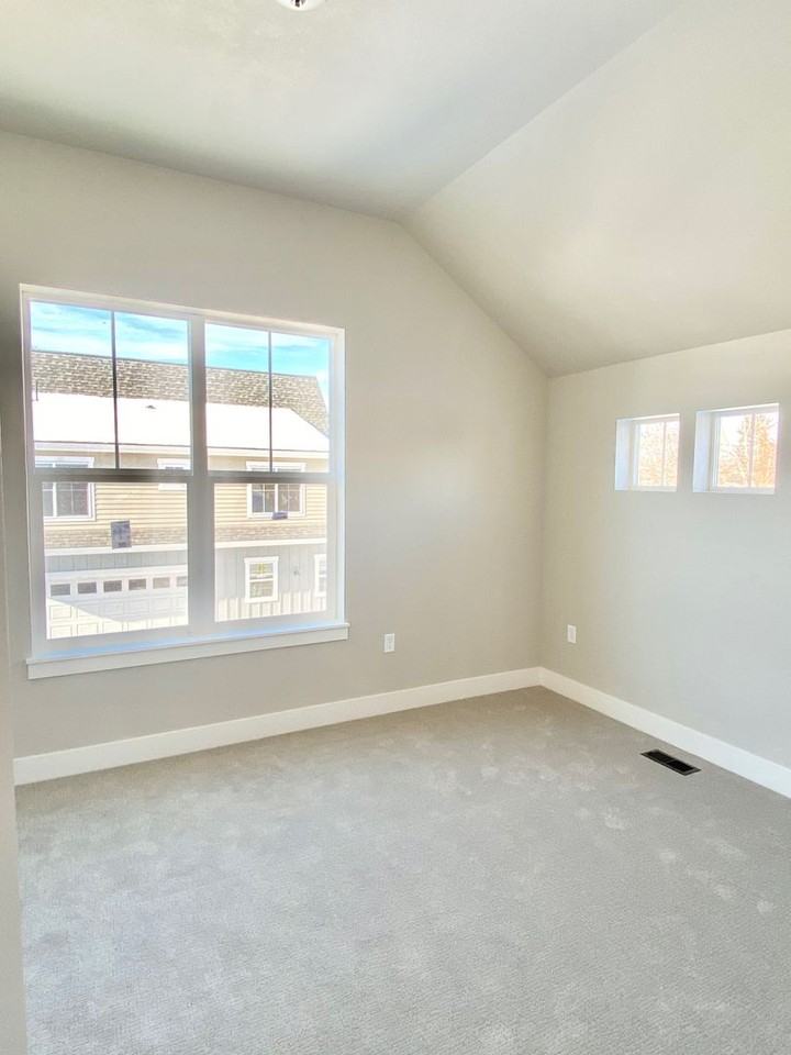 655 Sheridan Ave - Photo 7 of 12