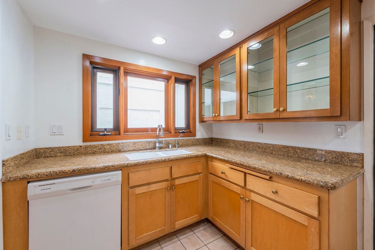 2410 Voorhees Ave - Photo 7 of 31