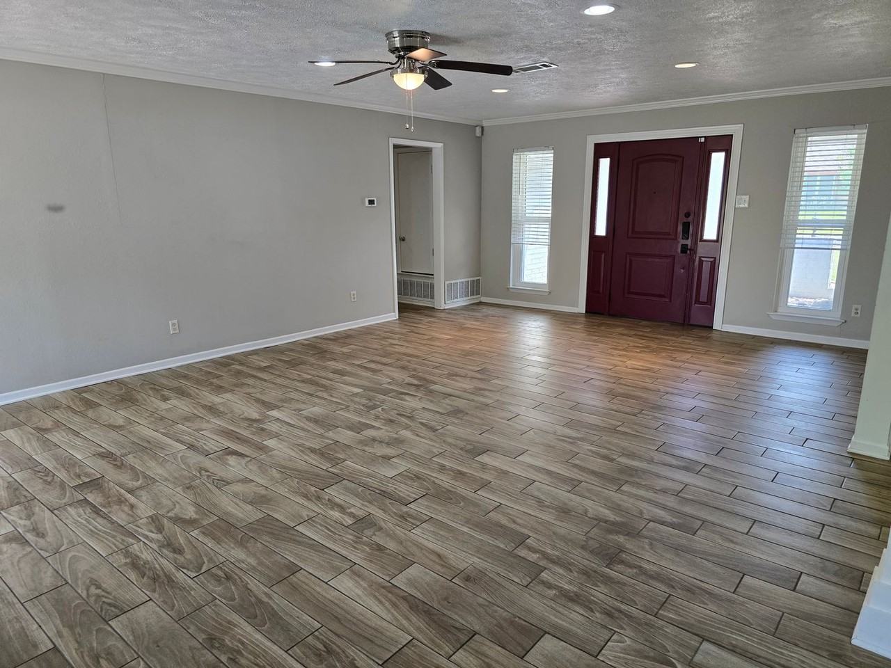 205 E Cherokee Dr - Photo 4 of 10