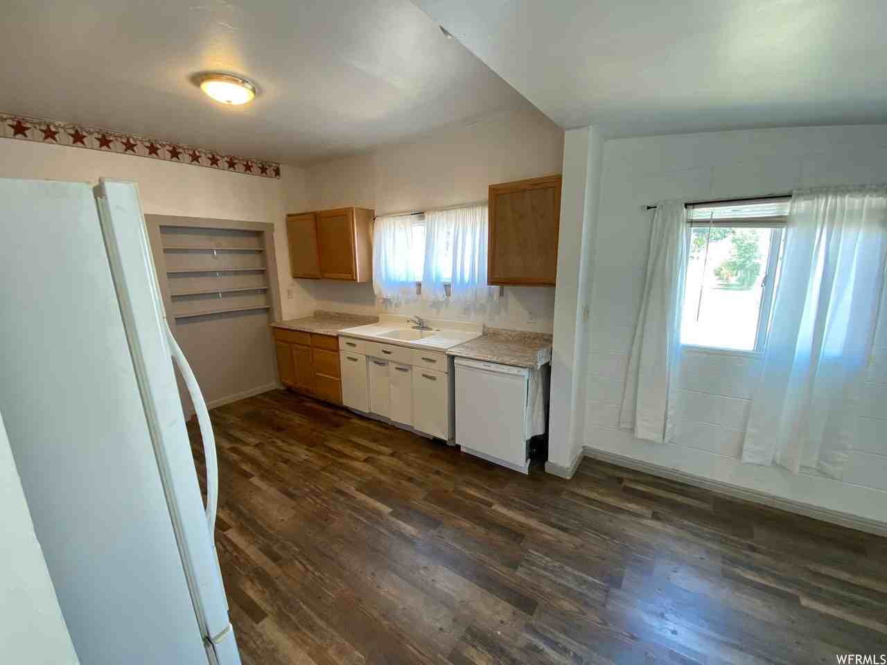 523 E 100 N - Photo 4 of 32